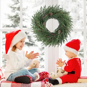 Détail d'une couronne de Noël de 26 pouces avec pommes de pin et baies rouges