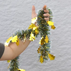 Guirlande de guirlandes vertes avec paillettes sapins dorés pour décoration