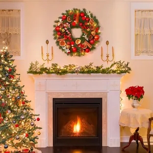 Set ghirlanda natalizia innevata con luci LED calde e decorazioni di pigne rosse