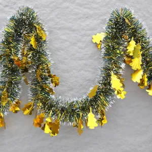 Détail de guirlande verte et dorée avec paillettes sapin de Noël pour décor de fête