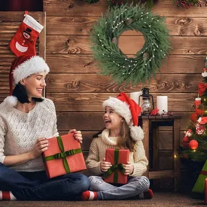 Couronne de Noël artificielle de 26 pouces avec pommes de pin et baies pour porte