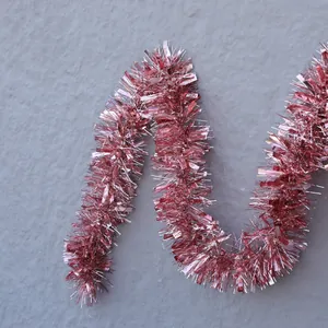 Détail macro d'une guirlande de guirlandes abricot avec finition métallique brillante