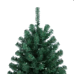 Détail des branches de sapin de Noël artificiel avec lumières blanches chaudes et pointes de neige