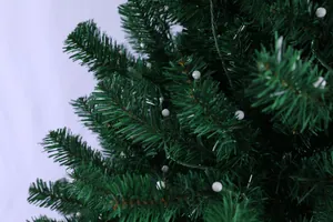 Détail macro de branches de sapin de Noël artificiel avec aiguilles et ornements blancs