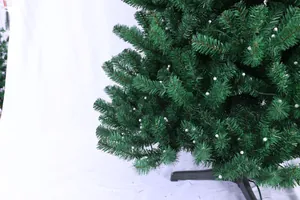 Détail d'un sapin de Noël artificiel vert avec boules blanches et support en métal noir