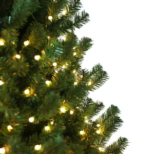 Détail macro des aiguilles de sapin de Noël en PE avec des lumières LED blanc chaud