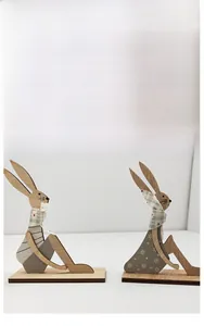 Détail de lapins de Pâques artisanaux en bois de style nordique avec écharpe déco