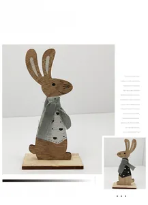 Détail du lapin de Pâques en bois avec écharpe à cœur et base en bois pour décoration