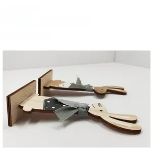 Détail de lapin de Pâques en bois avec motifs peints et un nœud papillon en tissu