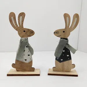 Lot de deux lapins de Pâques en bois faits main avec écharpes pour décor nordique