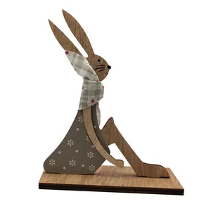 Lapin de Pâques artisanal en bois avec motifs floraux et écharpe en tissu sur socle