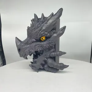 Vue détaillée de la sculpture de dragon en résine avec des yeux de dragon jaune vif