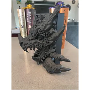 Vue macro d'un serre-livre dragon noir montrant des écailles et textures détaillées