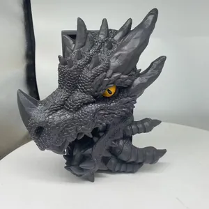 Gros plan détaillé d'une sculpture de tête de dragon avec écailles et yeux jaunes vifs