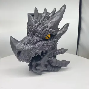Détail de la sculpture de tête de dragon en résine gris foncé avec texture d'écailles