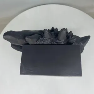 Détail d'un serre-livres dragon en résine montrant les écailles et pointes noires