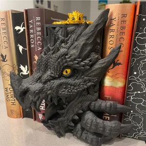 Détail macro du serre-livre dragon en résine noire montrant des écailles et un œil doré