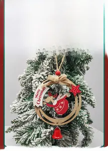 Détail d'ornement de Noël en bois avec renne, cloche rouge et bannière Merry Christmas