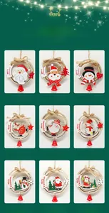 Détails des suspensions de Noël en bois avec motifs évidés de renne et bonhomme de neige