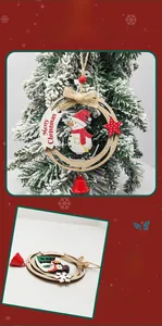 Détails d'ornements de Noël en bois avec cloches rouges et bonshommes de neige déco