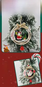 Détail d'ornement de Noël en bois avec Père Noël peint et clochette rouge