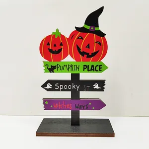 Décoration de table en bois Halloween avec citrouilles et panneaux de rue effrayants