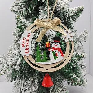 Décoration de Noël en bois avec bonhomme de neige et cloche rouge sur sapin
