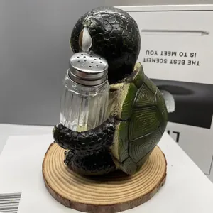 Détail du support tortue en résine avec pot à épices en verre sur bois rustique