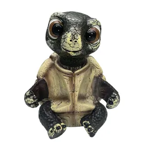Détail de la figurine de tortue montrant des textures de résine et des yeux marrons