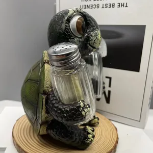 Détail du support tortue de mer en résine avec salière sur socle en bois rustique