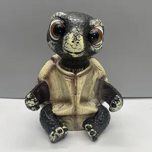 Vue détaillée de la figurine tortue en résine avec grands yeux et texture brune
