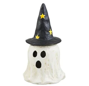 Détail de figurine fantôme d'Halloween avec chapeau de sorcière et étoiles