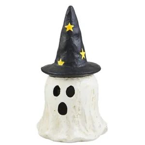 Figurine de fantôme d'Halloween avec chapeau de sorcière noir et étoiles sur fond blanc