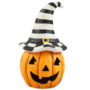 Lanterne citrouille d'Halloween avec un chapeau de sorcière rayé sur fond blanc pur