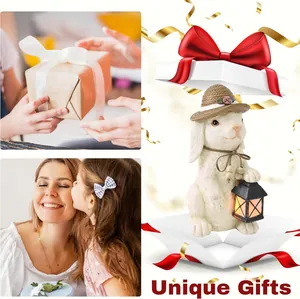 Tuinkonijn hars ornament met zonnelantaarn en strohoed in een geschenkverpakking