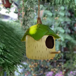Hängendes Vogelhaus aus Harz mit grünem Blattdach und Holzstruktur für den Garten