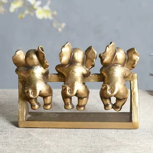 Gouden olifant hars ornamenten met drie klimmende olifanten op een rechthoekige basis