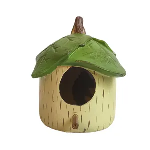 Vogelhaus aus Harz mit Blattdach und Holztextur für die Gartendekoration