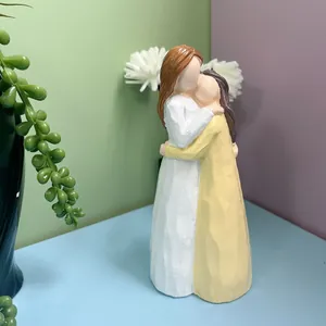Texture détaillée de figurines en résine sculptées à la main montrant deux filles s'enlaçant