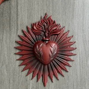Dettaglio della placca murale Sacro Cuore gotico rosso scuro con fiamma e raggi