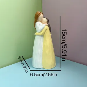 Vue détaillée des figurines d'amitié en résine en robes blanches et jaunes avec mesures