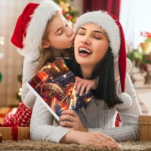Famille montrant un calendrier de l'Avent de 24 jours avec des motifs de dragons