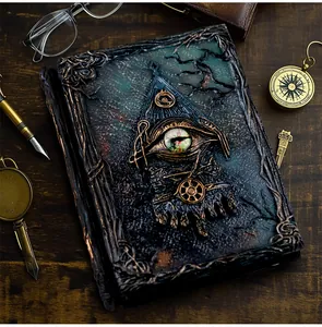 Détail du carnet Cthulhu avec relief 3D, œil mystique et symboles d'alchimie anciens