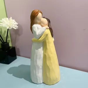 Figurine d'Embrace en Résine Style Sculpté à la Main Statue Sans Visage Mère Fille Ami Décoration Maison Cadeau Ornement Artistique
