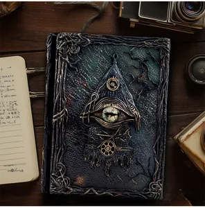 Détail macro du carnet gothique Cthulhu avec œil de dragon 3D et accents d'engrenage