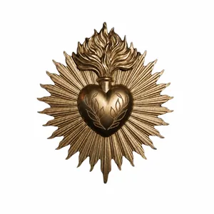 Dettaglio placca murale Cuore Sacro gotico con dimensioni 24,5cm x 20,5cm in oro antico