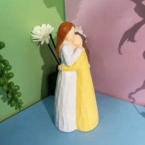 Figurine minimaliste en résine mère et fille, texture bois, portant des robes blanche et jaune
