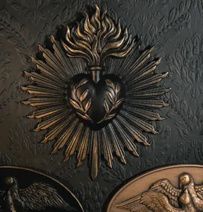 Dettaglio macro della placca murale gotica Sacred Heart con rilievo in metallo nero