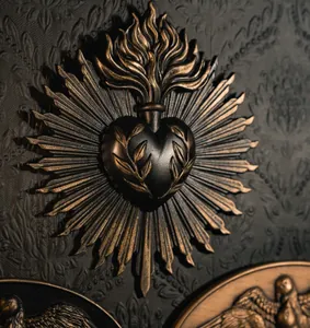 Dettaglio della placca murale gotica Sacro Cuore con finitura nero opaco e bronzo dorato