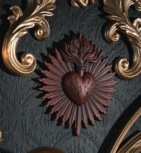 Placca da muro Sacro Cuore gotico con cuore rosso e raggi dorati su sfondo damascato